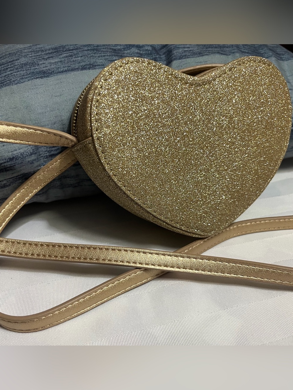 H&M Gold Glitter Heart-Shaped Crossbody Bag. This ch